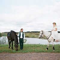 Жених и невеста на лошадях.