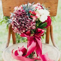 Букет невесты из гортензий, роз и гиперикума в розово-красных тонах 
