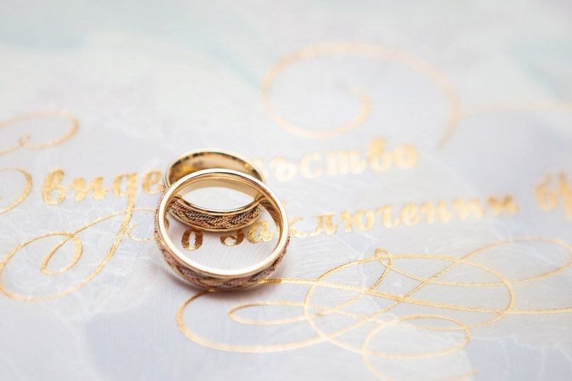 Обручальные кольца из двух видов золота с рисунком на фоне "Свидетельства о браке". - фото 3082353 ARDY-event организация свадьбы