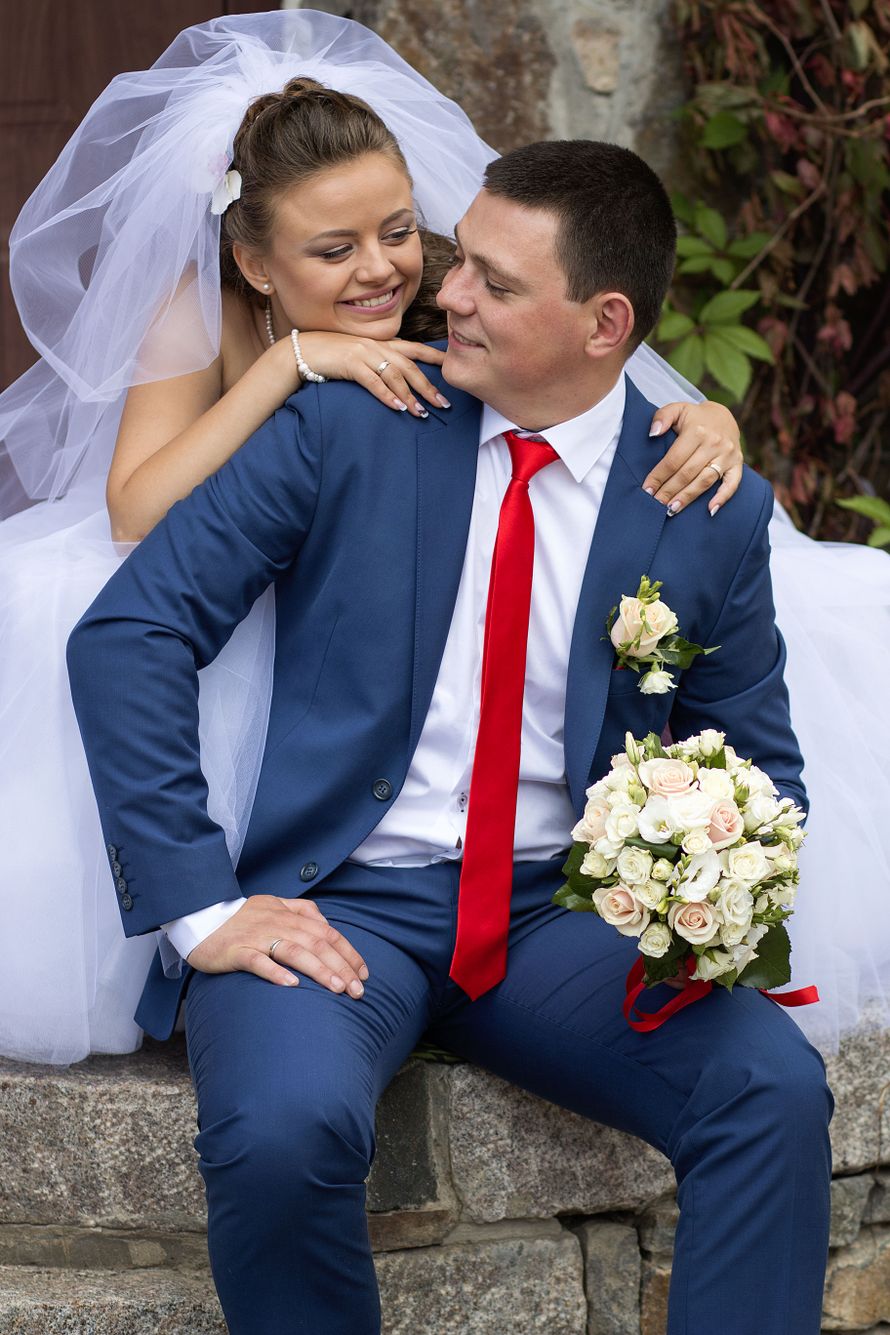 Синий костюм двойка с белой рубашкой и красным галстуком - фото 3218353 Свадебный фотограф Александр Лысюк