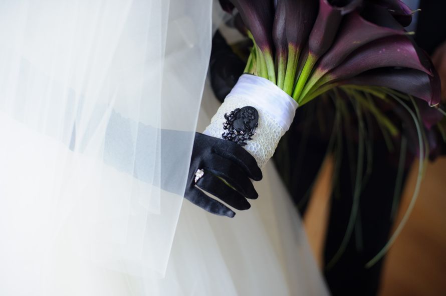 На руках у невесты в белом платье с длинной фатой надеты чёрные атласные перчатки, невеста держит в руках букет чёрных калл - фото 2895739 BFC Wedding Studio - агентство
