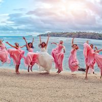 Невеста и её подружки в прыжке