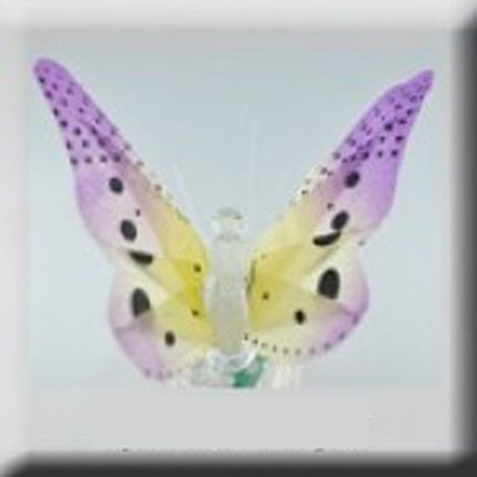 Фиолетовая светящаяся бабочка