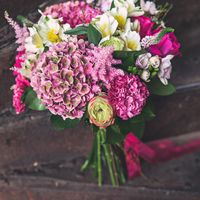 Букет невесты из розовых гортензий, роз, астильбы, ранункулюсов, гвоздик и белых альстромерий 