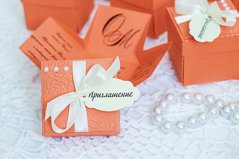 Приглашения на свадьбу, выполненное в цветах соответствующих тематике торжества, в бело- оранжевых  тонах , на фоне нити жемчуга - фото 3203259 Sweet Decor - оформление