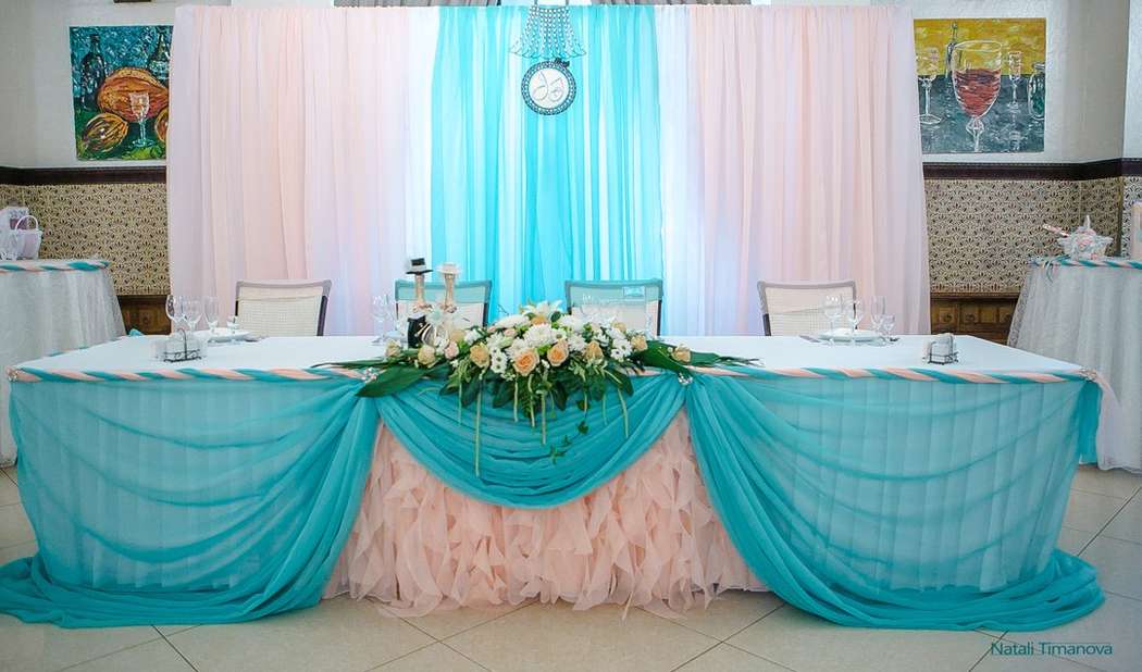 Необычное оформление стола молодоженов в мятно-персиковых тонах - фото 3206329 Студия декора "Безупречная свадьба"