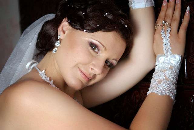 Романтический образ невесты выражен в прическе их длинных локонов собранных в пучок на затылке, украшена шпильками и фатой - фото 3208165 Nevestalike - стилисты-визажисты