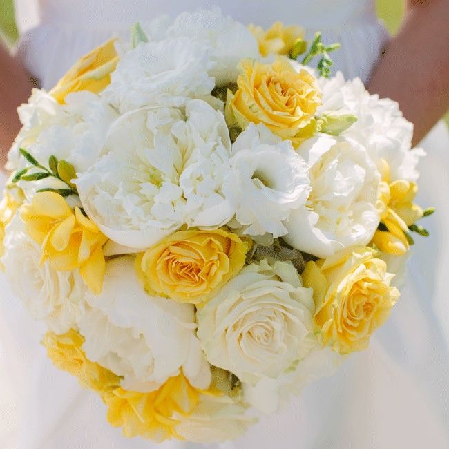 Букет невесты из белых эустом, белых и желтых роз и фрезий  - фото 3211273 Студия цветов и декора Мастерская Природы