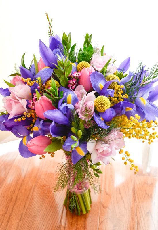 стильные весенние букеты. фрезия первоцвет. букет "изысканный". самые красивые весенние букеты. букет тюльпаны мимоза ирисы.