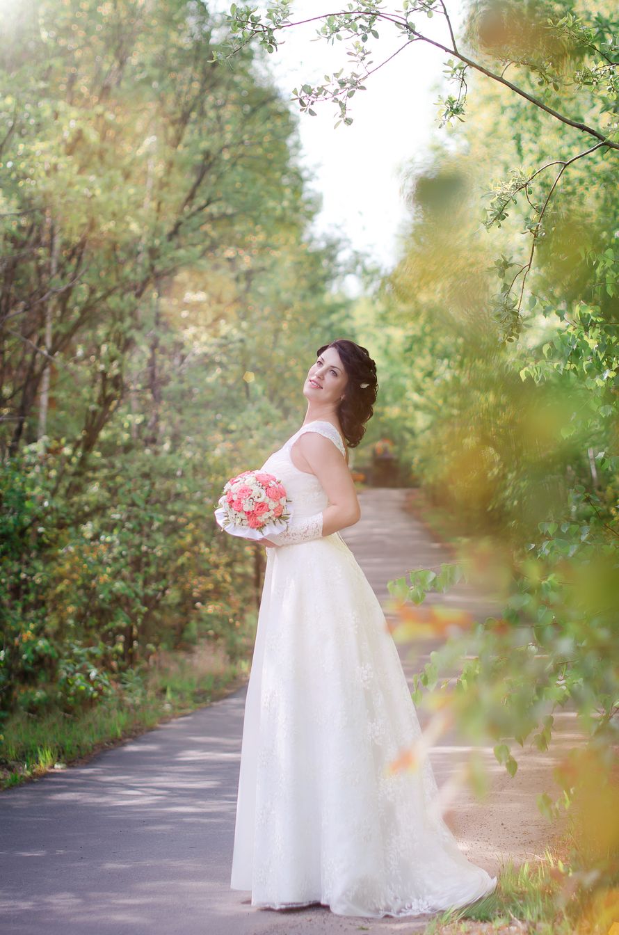 Невеста в платье А-силуэта с небольшим шлейфом цвета айвори и букетом из роз в руках - фото 3244759 Фотоателье Juli - свадебная фотосъемка