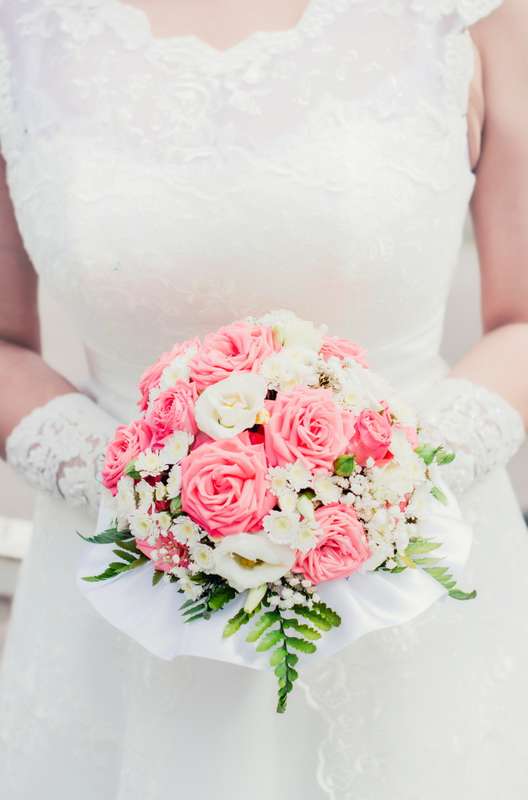 Букет невесты из белых эустом, зеленого папоротника, белой гипсофилы и розовых роз, декорированный белым кружевом  - фото 3244761 Фотоателье Juli - свадебная фотосъемка