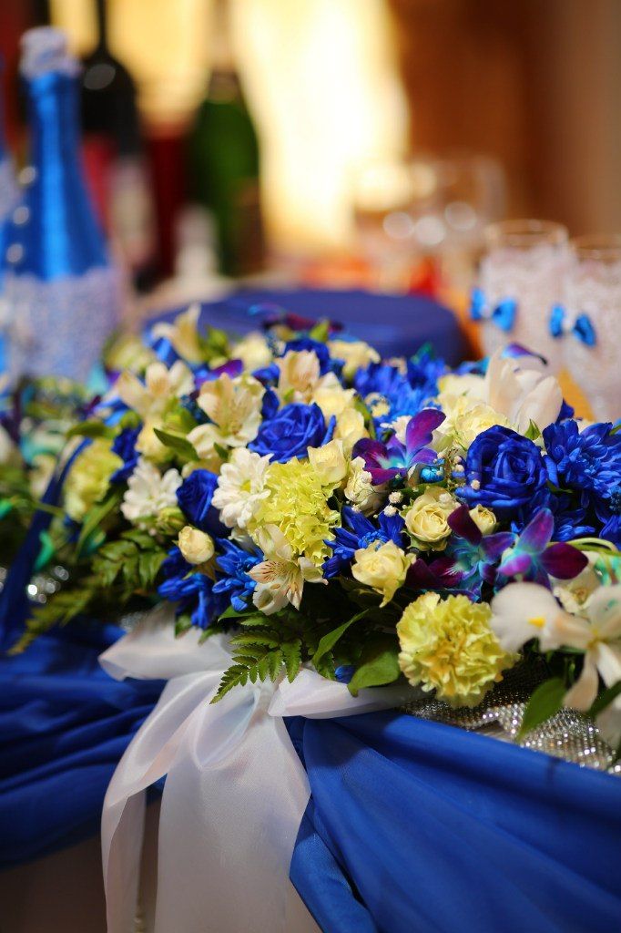 Цветочная композиция на президиуме (столе молодоженов) из синих и белых мелких роз, орхидеи, ирисов, лимонных гвоздик и - фото 3245361 A and C Wedding - свадебное агентство 