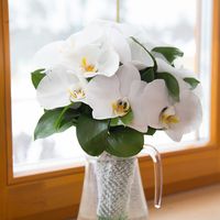 Букет невесты из белых орхидей