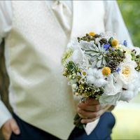 Букет невесты из белых роз, ромашек, шишек, сукулентов и хлопка