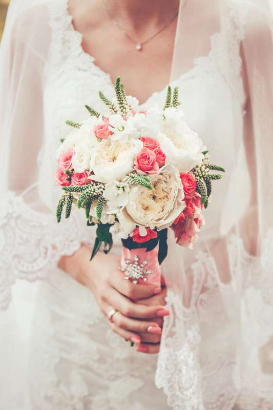 Букет невесты из белых пионовидных роз, розовых роз и белой вероники, декорированный розовой лентой и серебряной брошью в виде - фото 3266483 Анна Реппель - фотограф