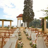 Свадебные церемонии на берегу Средиземного моря в Испании.