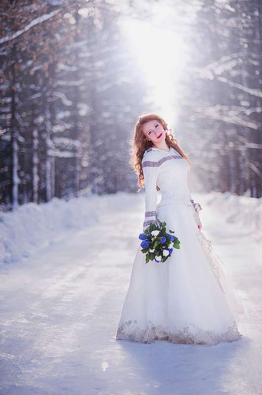 Невеста в платье А-силуэта с отделкой подла золотым кружевом и в белом кардигане  - фото 3410767 Фотограф Natasha Nimfa