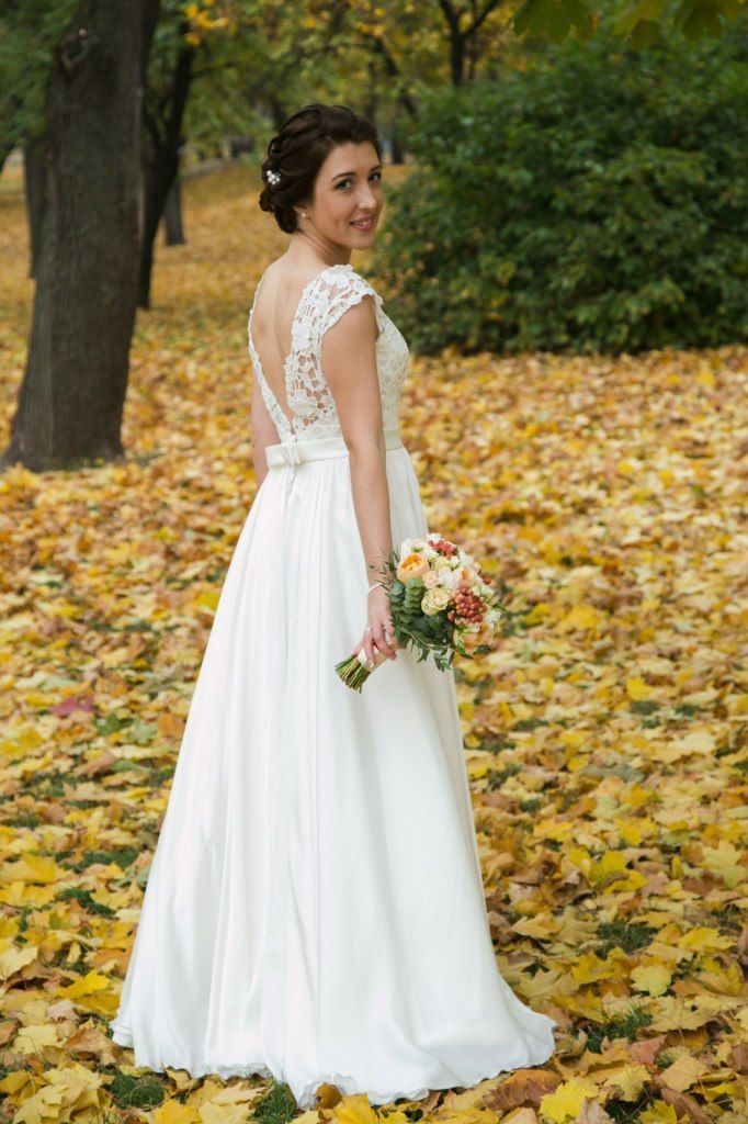 Невеста в прямом платье с кружевным закрытым лифом и V-вырезом на спине - фото 3329283 Студия декора Tu Estilo
