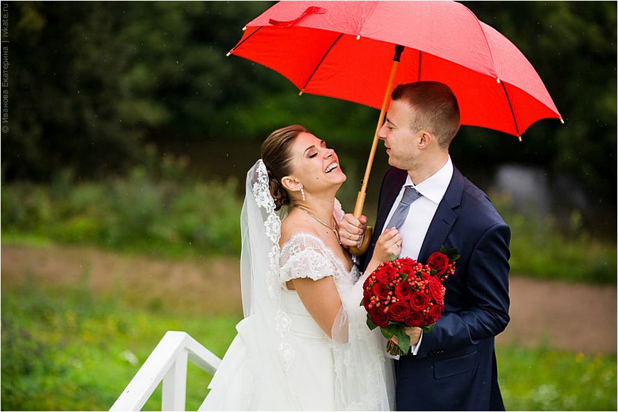 Невеста и жених под красным зонтом, фотосессия летней свадьбы - фото 2260224 Фотограф Екатерина Иванова