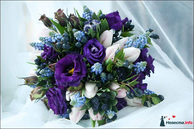 Букет невесты из белых тюльпанов, голубых мускарий, фиолетовых эустом и зелени  - фото 240054 Агентство организации свадеб "Необыкновенные истории"