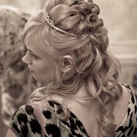 Свадебная прическа с диадемой и фатой, локоны, кудри