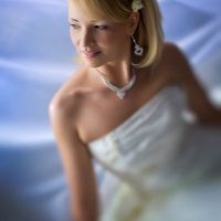 Свадебная прическа с цветами на короткие волосы