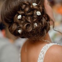 Свадебная прическа на боку с цветами