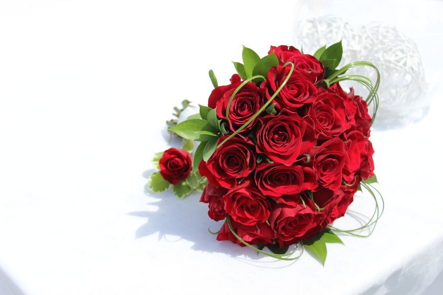 Букет невесты из красных роз, зеленых листьев котинуса и берграсса - фото 3554313 Indigo weddings - свадьба на Санторини