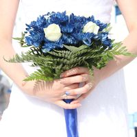 Состовляющие: белые розы, синие хризантемы (крашеные) и папаротник 