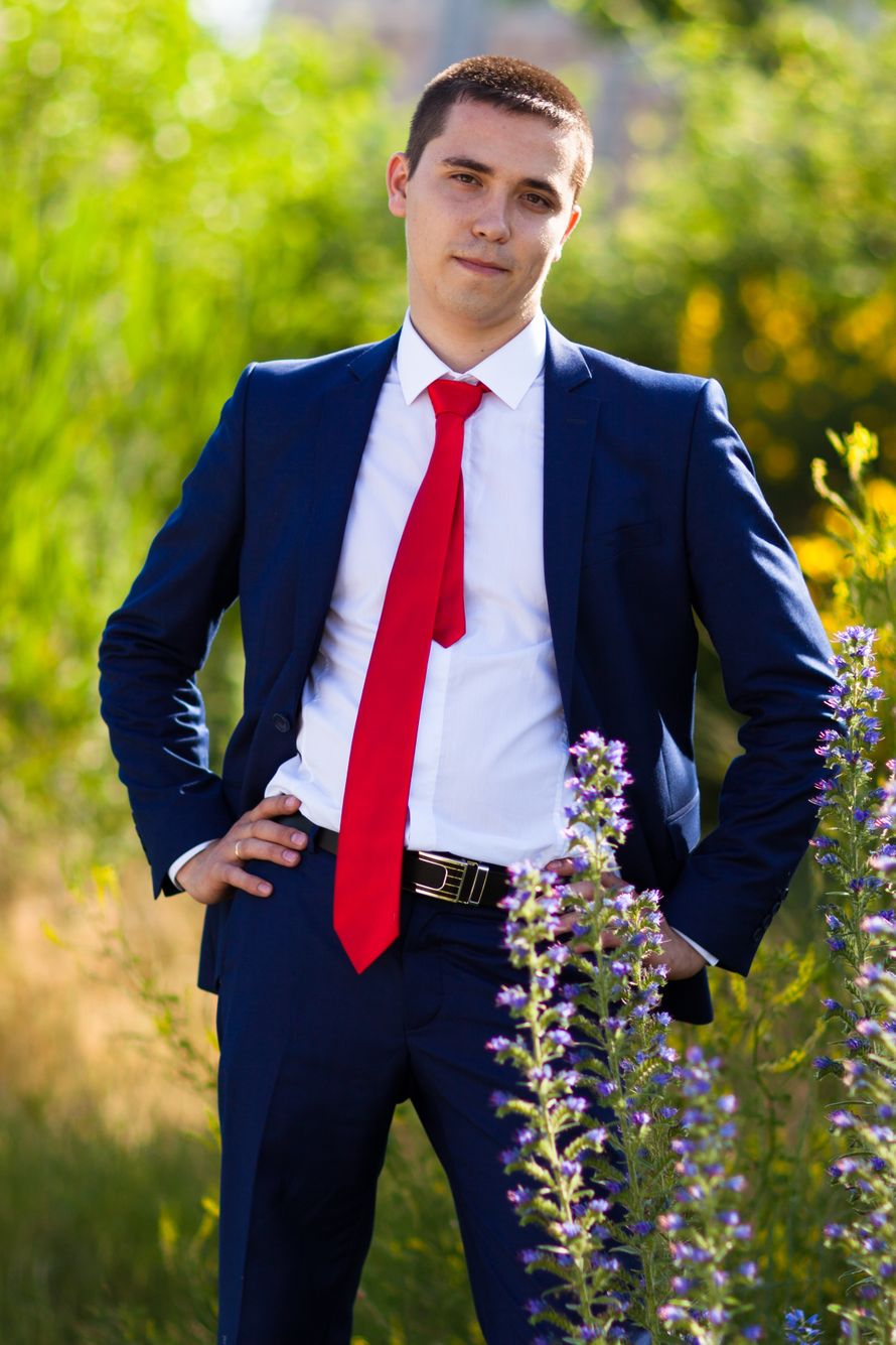 Синий костюм с красным галстуком