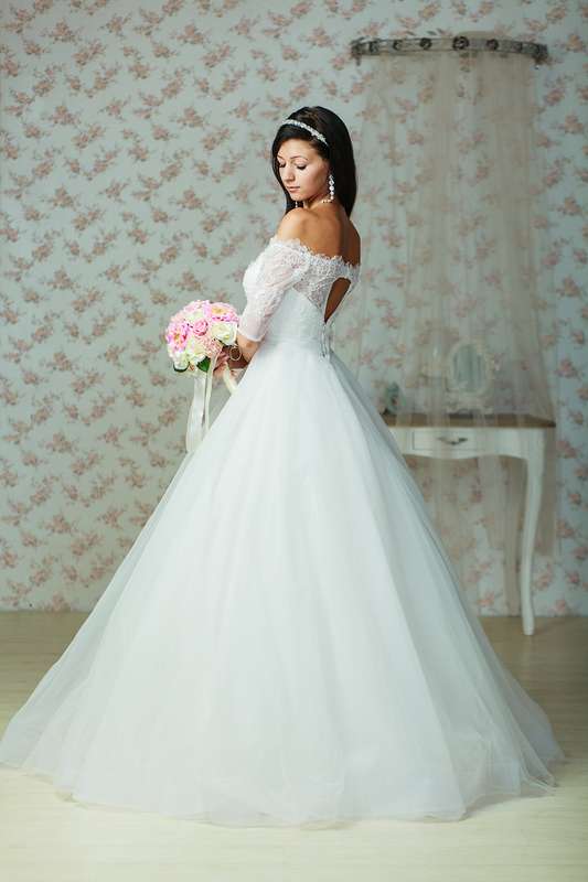 Пышное платье с кружевным корсетом с открытыми плечами и рукавами длинной три четверти  - фото 3401151 Салон Планета свадеб