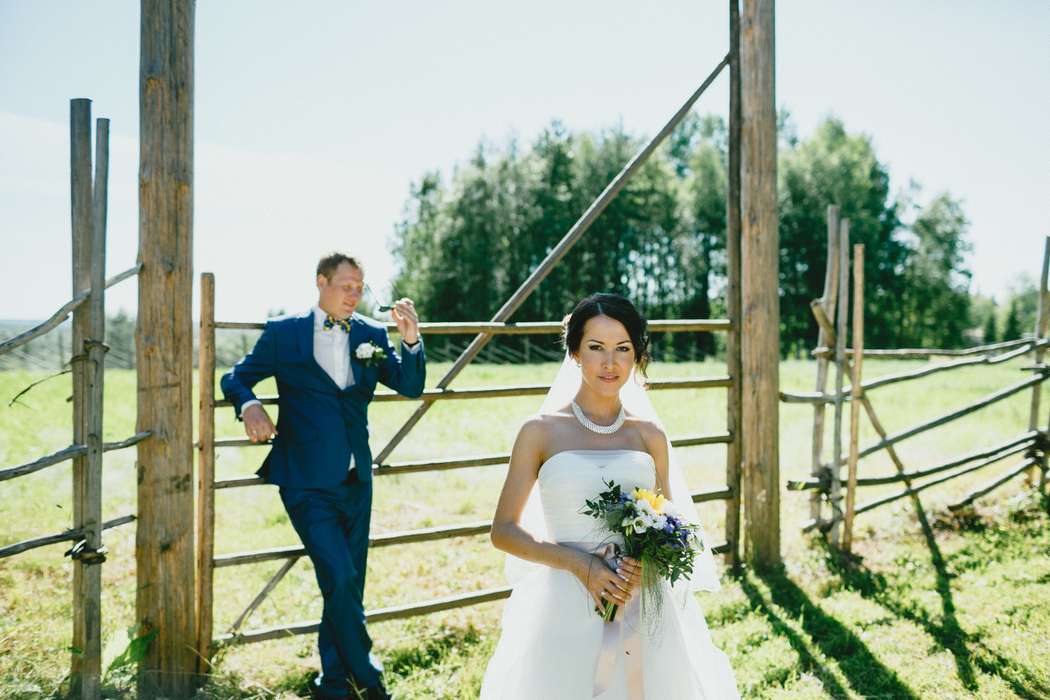 Жених и невеста стоят возле деревянного забора - фото 3668217 Фотограф Клещинов Алексей