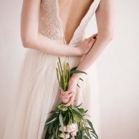 Свадебное платье Белия. Модный пудровый оттенок, глубокий V-образный вырез спереди и сзади.