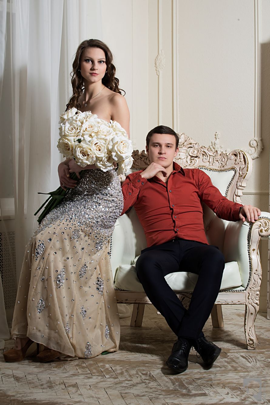 Жених и невеста, прислонившись друг к другу, сидят в кресле посреди комнаты - фото 3421091 Фотограф Омельяненко Анастасия