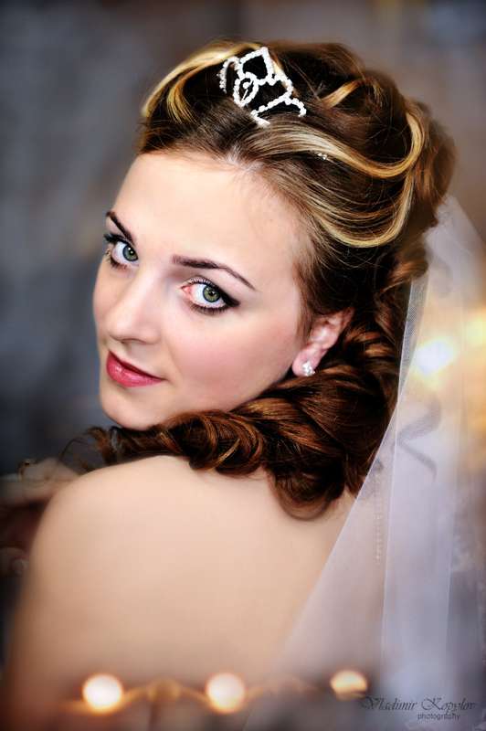 Невеста с прической в греческом стиле, голландская коса из локонов, с классическим макияжем - фото 3422733 Фотограф и видеограф Владимир Копылов