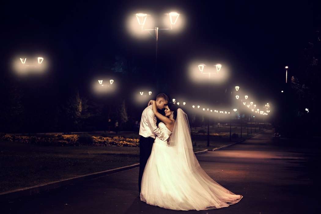 Жених и невеста, прислонившись друг к другу, стоят на фоне ночной улицы - фото 3466869 Олександр Куриленко  фото-відео