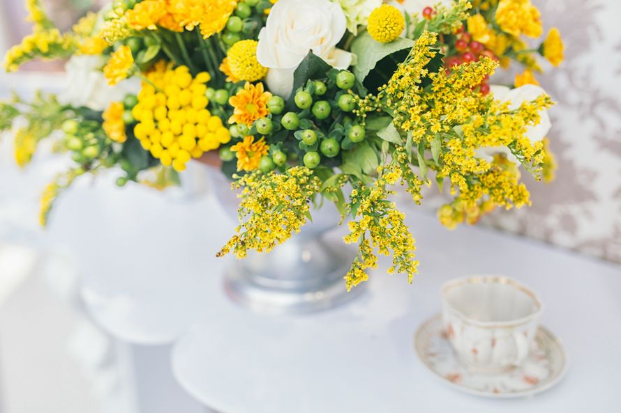 Букет из белых роз, гиперикума, желтых кустовых хризантем, желтых гербер, краспедий. - фото 3469233 Свадебное агентство "Мендельсон"