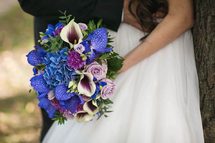 Букет невесты из синих ирисов, гортензий и орхидей, бело-фиолетовых калл и сиреневых роз, завязанный сиреневой атласной лентой  - фото 3595313 Bride`s friends - организаторы