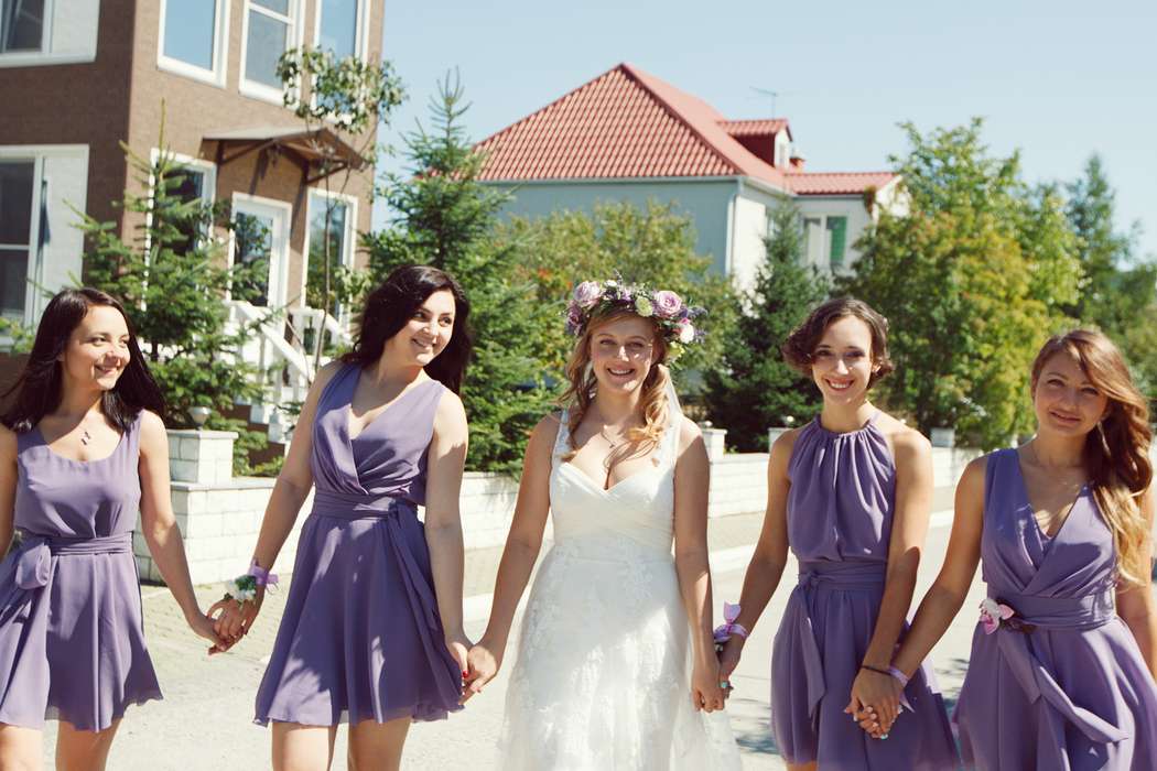 Подружки невесты, на свадебной церемонии, 
одетые в тематику самой церемонии, а именно в платьях фиолетового  цвета - фото 3547359 Креативное агентство "Пан и Параваев"
