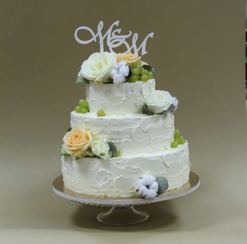 Свадебный торт с живыми цветами и кремовым покрытием - фото 8781734 Кондитерская мастерская Анны Селезневой