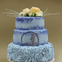 Свадебный торт с покрытием из мастики и живыми цветами