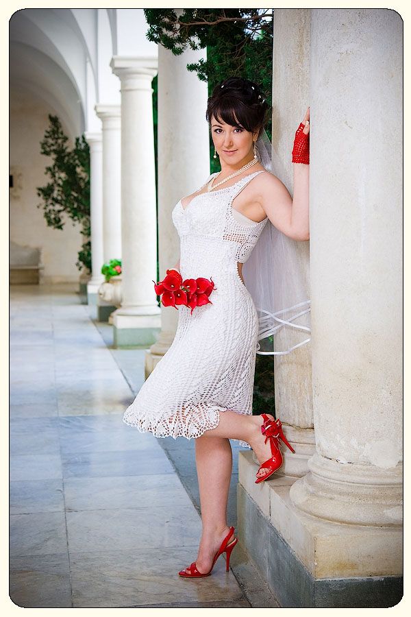 Невеста в коротком кружевном платье белого цвета на бретелях  - фото 2175680 Невеста01