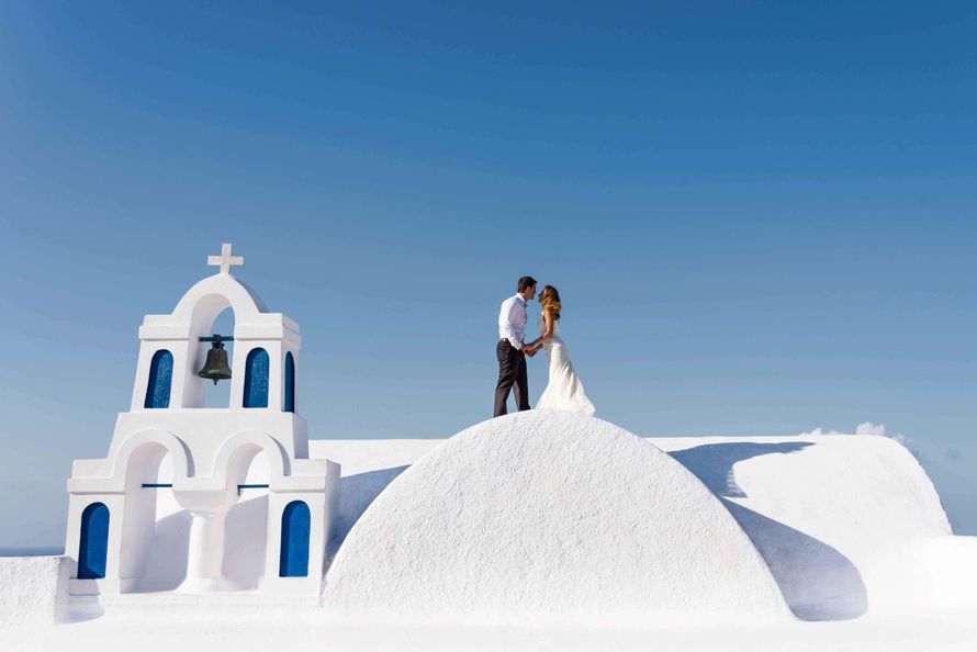 Жених и невеста, взявшись за руки,стоят возле церкви - фото 3587251 Свадебный фотограф Светлана Ряженцева