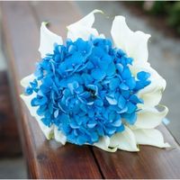 Букет невесты из голубых гортензий и белых калл 