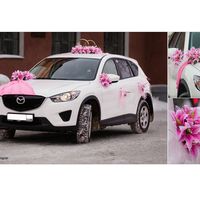 Современный автомобиль белого цвета с просторным салоном - машина молодоженов