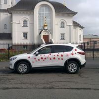 Белоснежный, красивый автомобиль, опытный водитель, украшение "красные сердца"