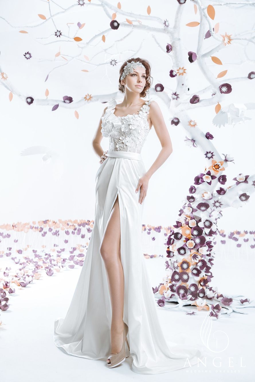 Невеста в прямом белом платье с юбкой на запах и кружевным корсетом на бретелях украшенным лепестками и цветами  - фото 3644451 Свадебные платья Angel