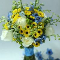 Букет невесты из желтых хризантем, белых роз и и голубых фиалок