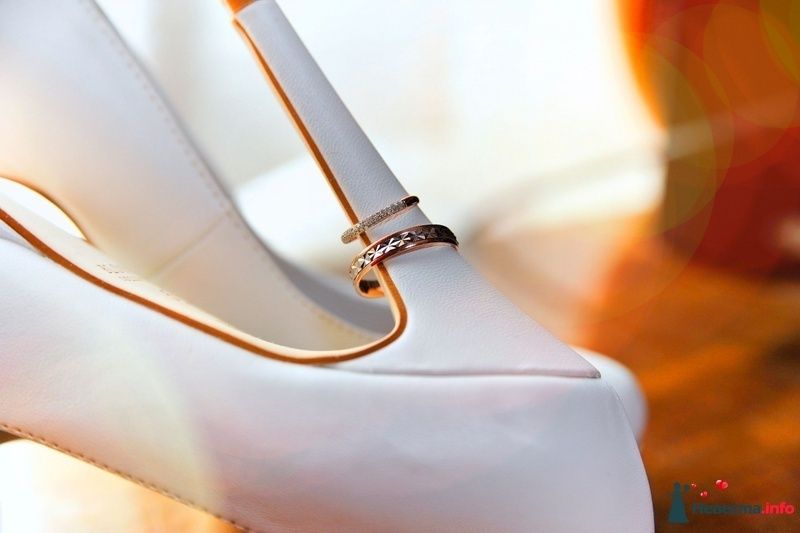Обручальные кольца разной толщины с бриллиантами на каблучке туфельки невесты. - фото 220443 Глотова Юлия GY-foto свадебный фотограф