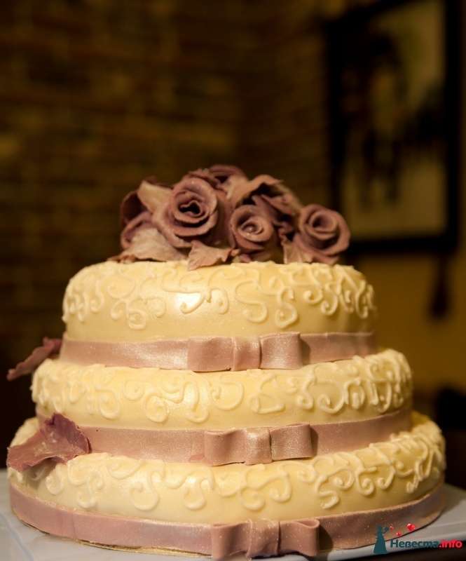 Трехъярусный свадебный торт, украшенный желтой мастикой, коричневыми сахарными цветами - фото 416309 xperia